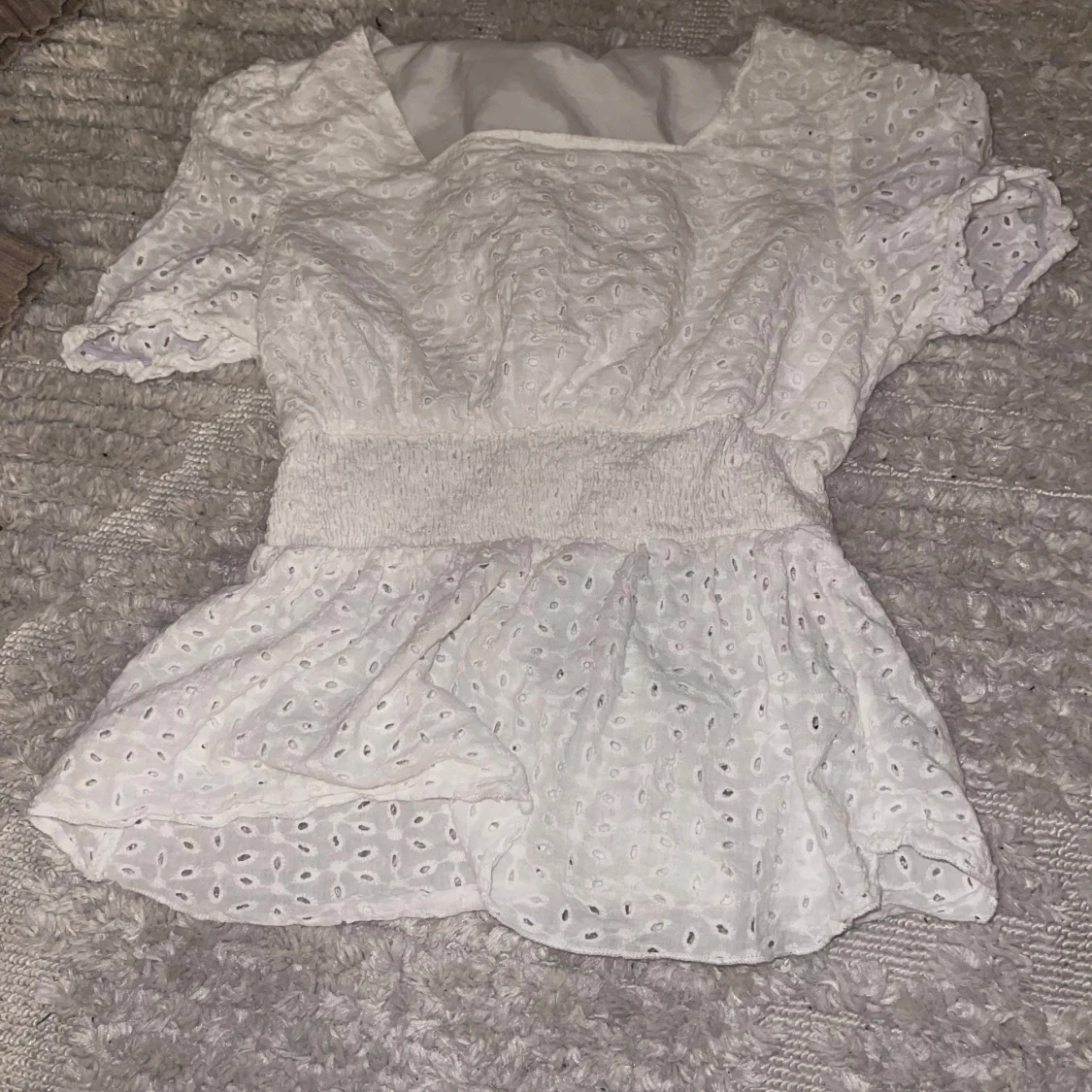 Vit blus med spetsdetaljer - 90