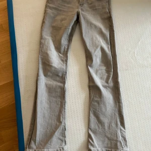 Jeans Gina tricot 164 - Säljer ett par ljusgrå jeans från Gina tricot i st 164. 