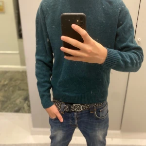 Mörkgrön stickad tröja - Mörk grön uniqlo kofta, i utmärkt skick. Skriv om du är intresserad!