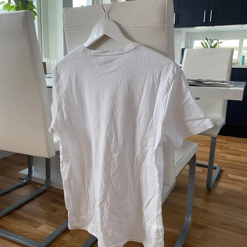 Säljer en klassisk vit t-shirt från Polo Ralph Lauren i storlek M. Den är i mycket bra skick och har en liten broderad logga på bröstet. Perfekt för en stilren och avslappnad look. Passar till alla tillfällen!. T-shirts.