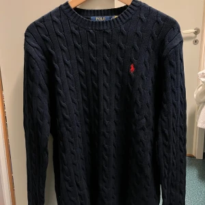 Stickad Ralph Lauren tröja  - Säljer en fin blå Ralph lauren som är väl omhändertagen. Skick 9/10. Storlek M