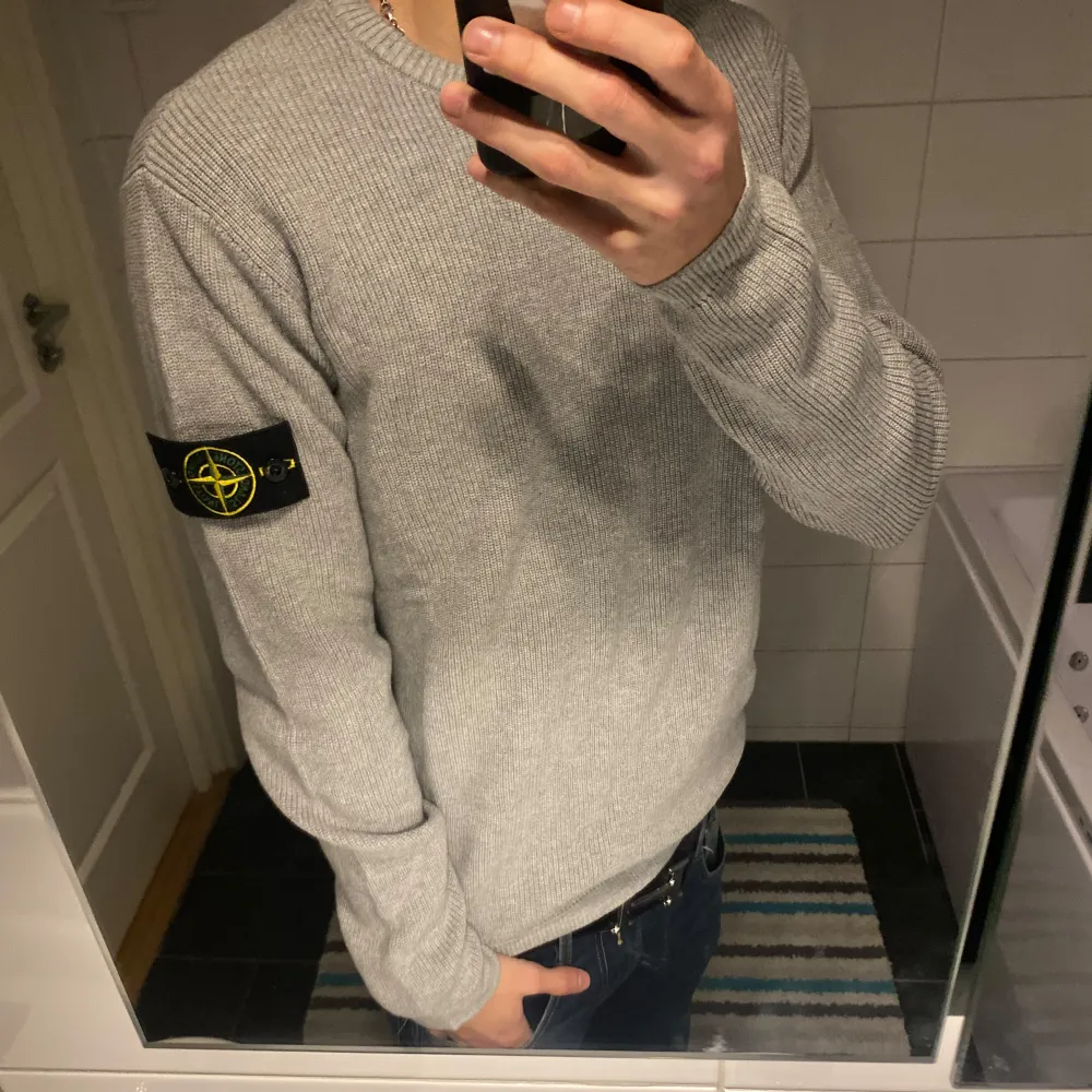 Säljer även min andra Stone Island crewneck/tröja då den också mest ligger. Knappt använd och perfekt till hösten! Skicka ett meddelande vid eventuella frågor eller funderingar😁. Tröjor & Koftor.