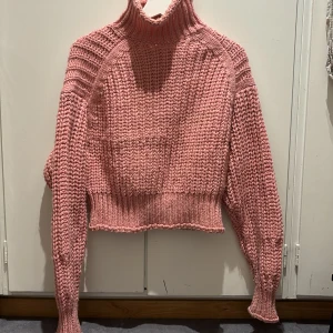 Gosig stickad tröja  - En supervarm och gosig tröja med polokrage inför hösten och vintern. Den är kortare i modellen, men passformen är lite större. Polokragen sitter inte tajt runt halsen. 