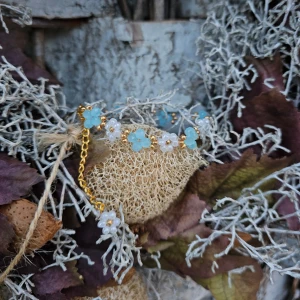 ~ Handgjort blått armband ~ - Fint guldarmband med blå pärlor och vita blommor. Perfekt för att lägga till en färgglad touch till din outfit. Armbandet har smyckeslås och kedja i guld.