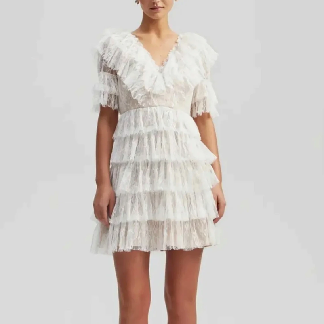 Vit spetsklänning med volanger - 1