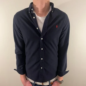 Mörkblå Ralph Lauren skjorta - Nu säljer vi ännu en fet polo skjorta som passar till alla tillställningar och skjortan är i mycket bra skick! Du ska kunna uttrycka stil utan att det kostar för mycket!🕺🍾💼🤩  Storlek👔:  S Nypris💰: ca 1499kr