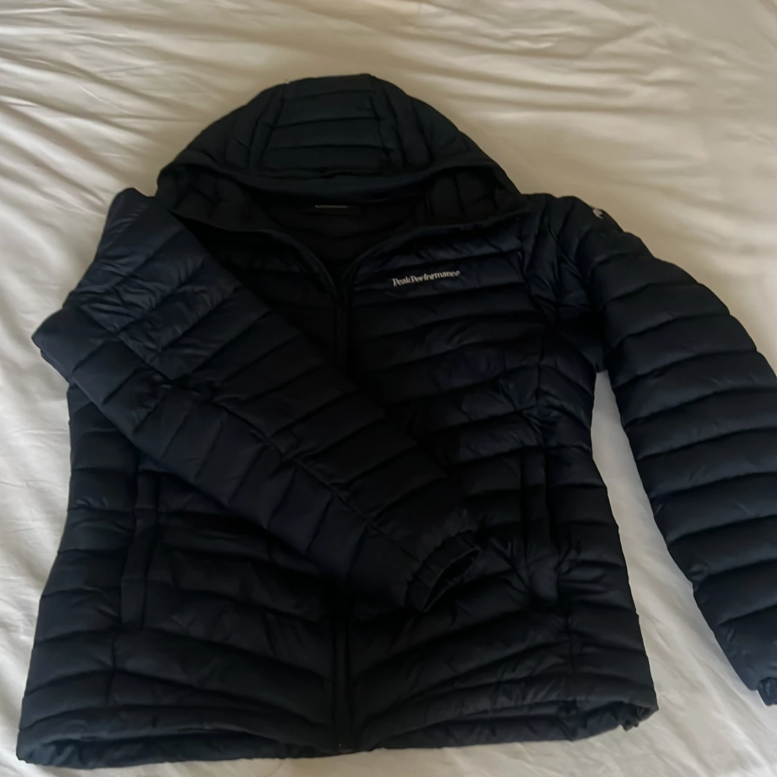 Mörkblå dunjacka från Peak Performance