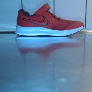 Nike Runners - Skick: 10/10                                                    Strl: 35                                                            Köpt för ca 600kr, säljer för endast 249kr, Först Till Kvarn gäller!