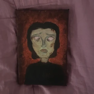 Målning av ansikte med mörk bakgrund - En unik målning som föreställer ett ansikte med slutna ögon mot en mörk, röd bakgrund. Ansiktet har en uttrycksfull och melankolisk känsla, med detaljerade drag och en mystisk aura. Perfekt för den som söker något annorlunda till sin konstsamling.