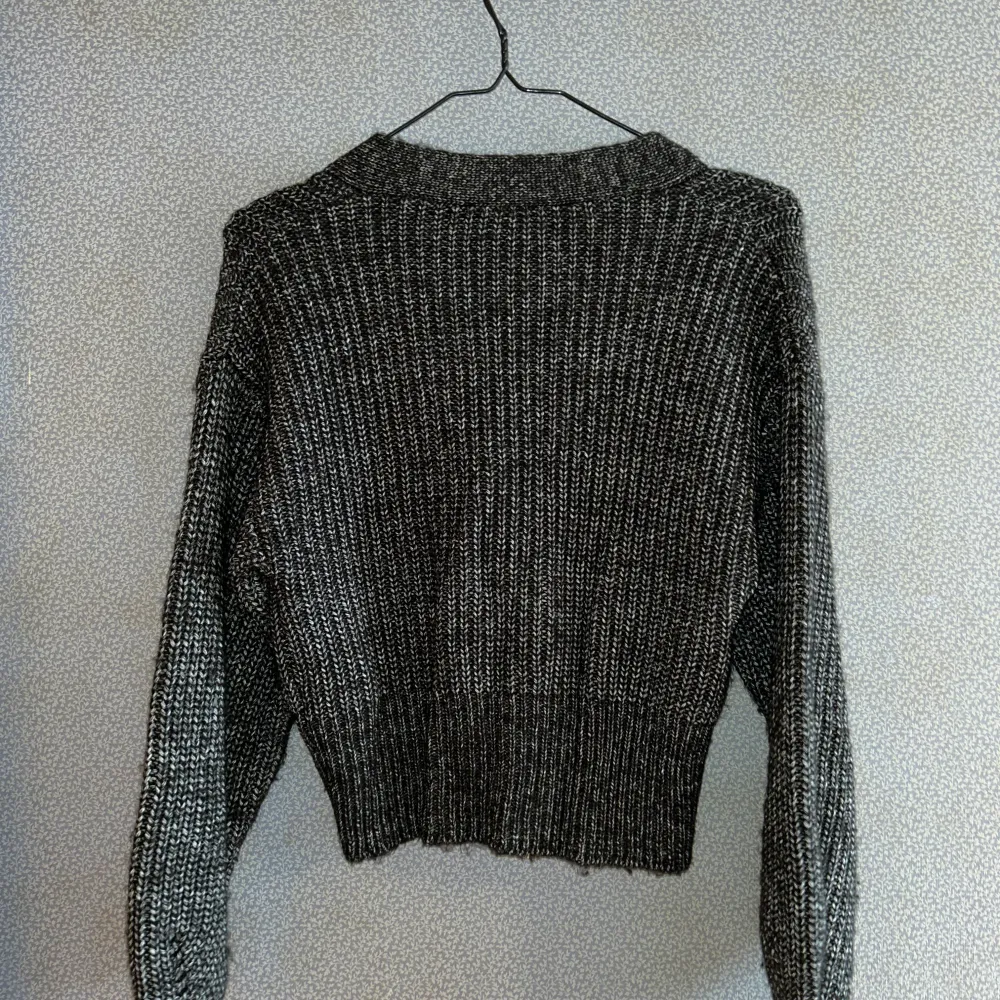 Säljer en mysig grå stickad kofta från Lindex. Koftan har en v-ringad design och långa ärmar, perfekt för kyliga dagar. Den är ribbad och har en stilren look som passar till många olika outfits. Perfekt för höst och vinter!. Neuletakit & Villapaidat.