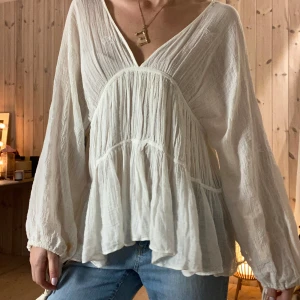 Blus - SUPER snygg❤️❤️ tryck gärna på köp nu💕 har en fläck på armen!