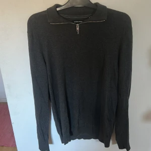 Half zip grå - Säljer en half zip Jack and Jones tröja i färgen Grå, väldigt skönt material som är mjukt passar till alla olika väder! Aldrig använt tröjan 