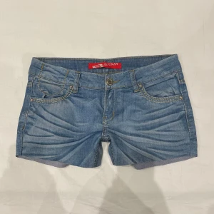 Lågmidjade jeansshorts💕 - Midja 41 cm rakt över och gren 19 cm🤩klippta ben så går att vika upp om man vill! Märkta W31 men jag uppskattar till mindre