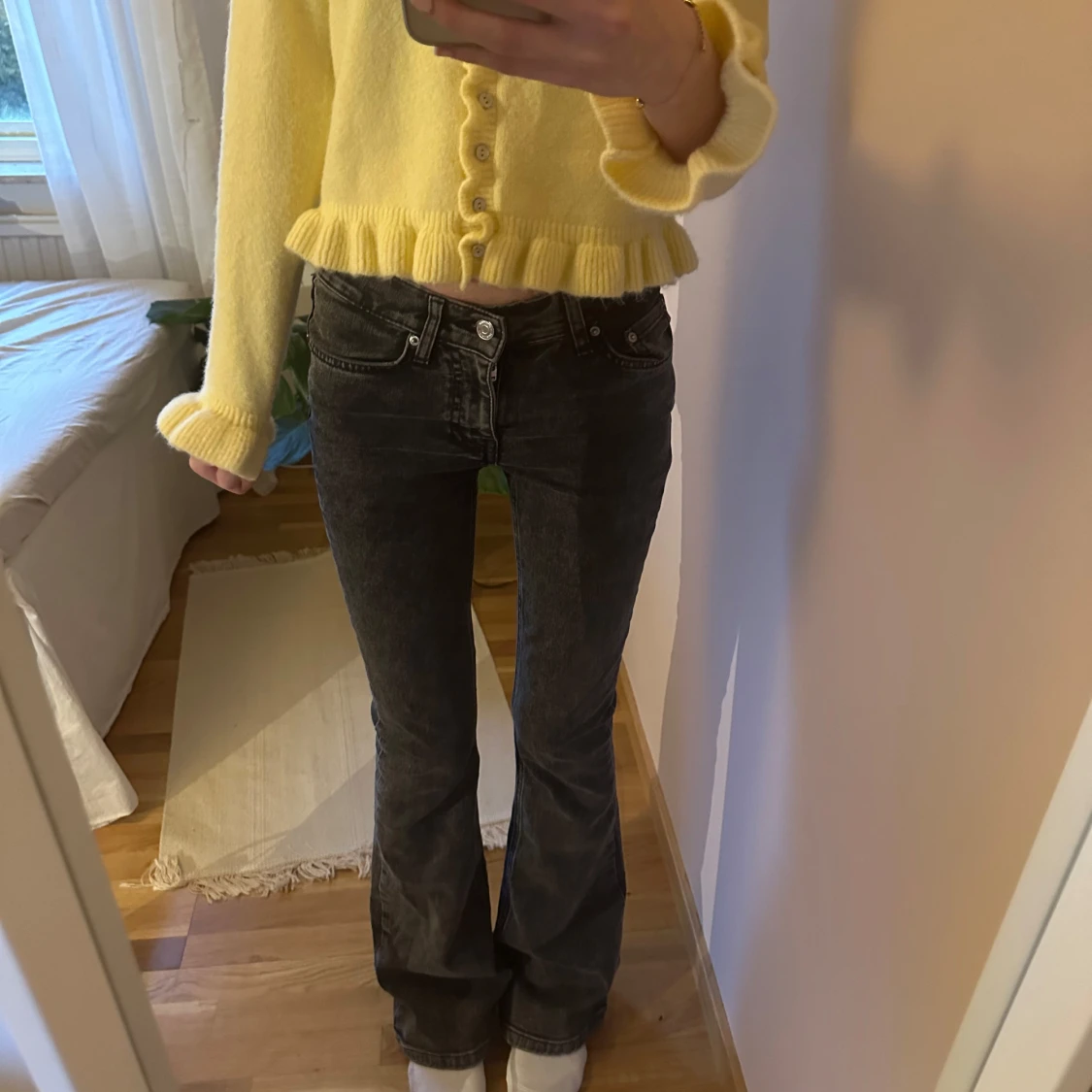 Svarta/Gråa bootcut jeans från Gina Tricot