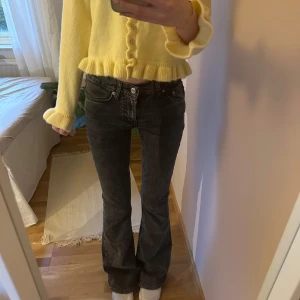 Svarta/Gråa bootcut jeans från Gina Tricot - De är i nyskick utan prislapp💗