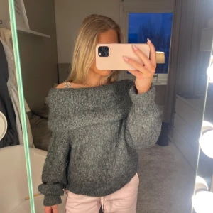 Grå offshoulder stickad tröja - Mysig grå stickad tröja med offshoulder-design från hm. 