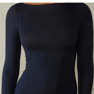 Marinblå intimissmi topp - säljer min marinblåa utan spets, nästan helt ny, skulle även kunna byta mot en marinblå med spets!!❤️