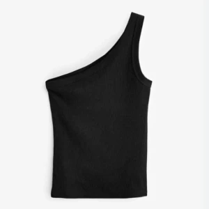 Svart oneshoulder topp - Snygg svart oneshoulder topp som passar perfekt för en trendig look. Den är stilren och enkel att matcha med olika outfits. Perfekt för både vardag och fest.