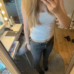 Gråa bootcut jeans  - Gina tricot bootcut jenas dem har ett litet hål i fickan men de syns inte super tydligt, lite grå svarta typ/mörkgråa. Lånade bilder 🐬 skriv om ni har frågor 