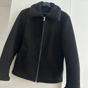 Mockajacka med foder  - En mockajacka i storlek M, säljer den då jag inte kan ha den längre men väldigt bra skick och snygg! 