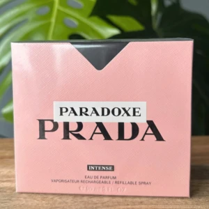 Prada Paradoxe Eau de Parfum  -  Paradoxe Eau de Parfum från Prada i en elegant rosa förpackning. 💘90 ml💖