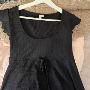 Kortärmad blus  - Super söt kortärmad blus. Ifrån Nelly
