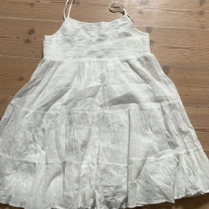 Vit sommarklänning med smala axelband - Söt vit klämning/topp! Perfekt till sommaren🌸