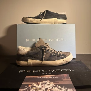 Philippe Model skor - Säljer dessa riktigt snygga skor från Philippe model i storlek 41 och i skick 6/10. Dustbag och kort följer med i köpet av skorna! Finns väldigt liten deffekt på sulan som syns på bilderna men det är inget som märks vid användning av skorna! För mer bilder invändigt på skorna kontakta oss!Original pris - 3900kr Vårat pris - 499kr! Pris ej hugget i sten! Skriv vid minsta lilla fundering!🙌