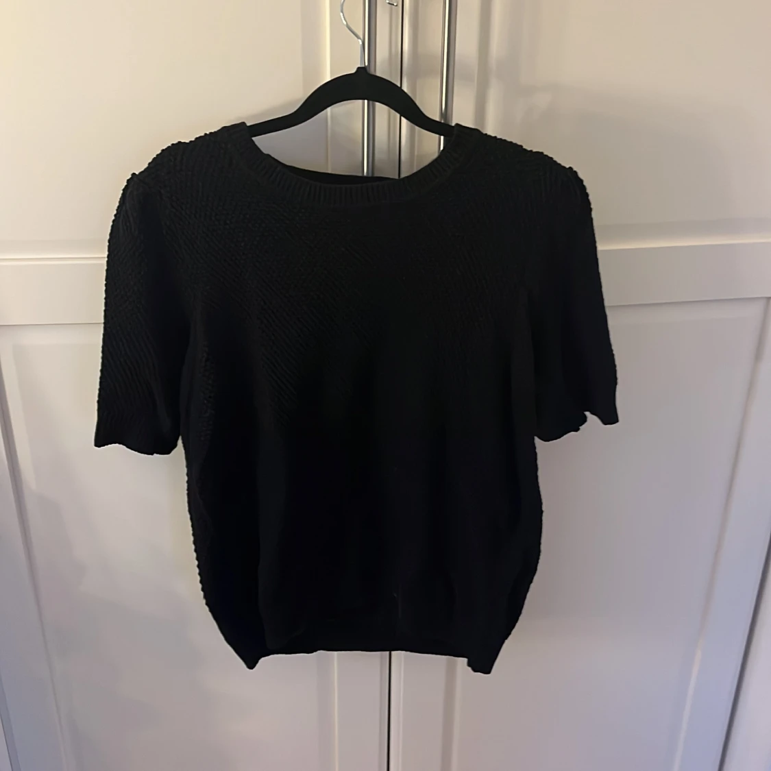 Svart stickad tröja