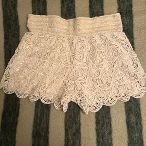  spets shorts  - Snygga vita spetsshorts från magic. Kontakta vid frågor och funderingar😊skulle passa xs/s