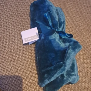 Blå örngott från Rusta Home - Säljer en mjuk och stilren blå(teal blue) örngott från Rusta Home. Den är fyrkantig och har en lyxig, sammetsliknande yta som ger en elegant touch till vilket rum som helst. Perfekt för att ge soffan eller sängen en färgklick. 🛋️💙