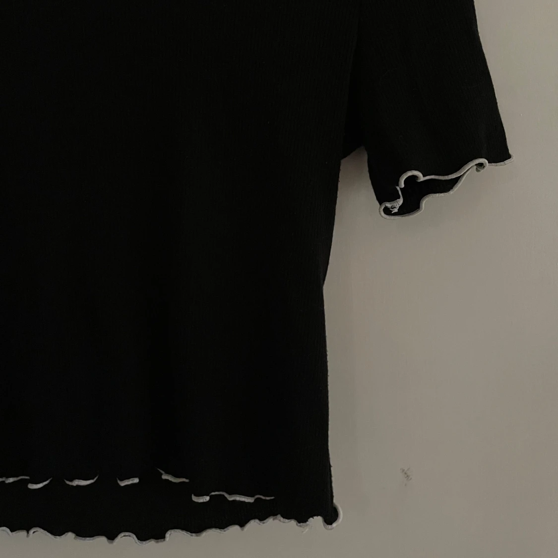 Svart topp med vita räfflor - 2