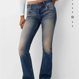 Blå bootcut jeans - Snygga blå bootcut jeans med låg midja från Bershka. Helt oanvända med prislapp kvar, stl 32
