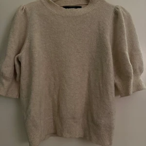 Beige tröja från Vero Moda - Bra skick då den knappt är använd, storlek xs