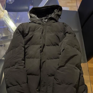 Canada goose jacka - Canada goose black label macmillan parka i bra skick. Väldigt fin och bra jacka som värmer jättebra under vintern. Skriv för frågor! Pris kan diskuteras!