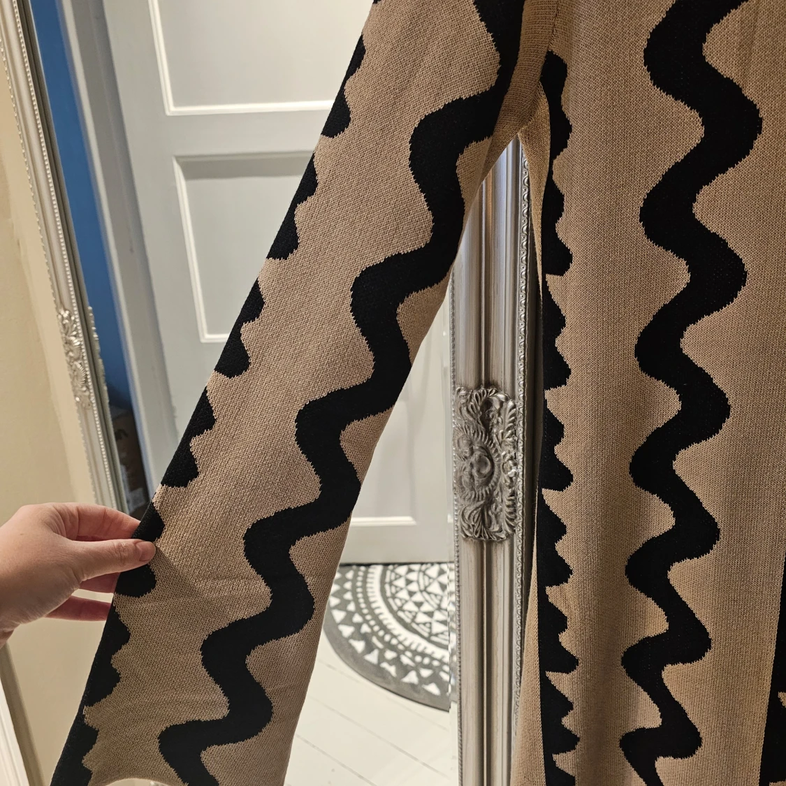 Jaquardstickad långklänning beige/svart - 2