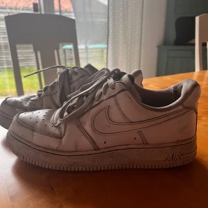 Vita Nike Air Force strl 39 - Säljer ett par klassiska vita Nike Air Force sneakers. Strl 39 kan hämtas i ystad eller fraktas (ej gratis frakt)