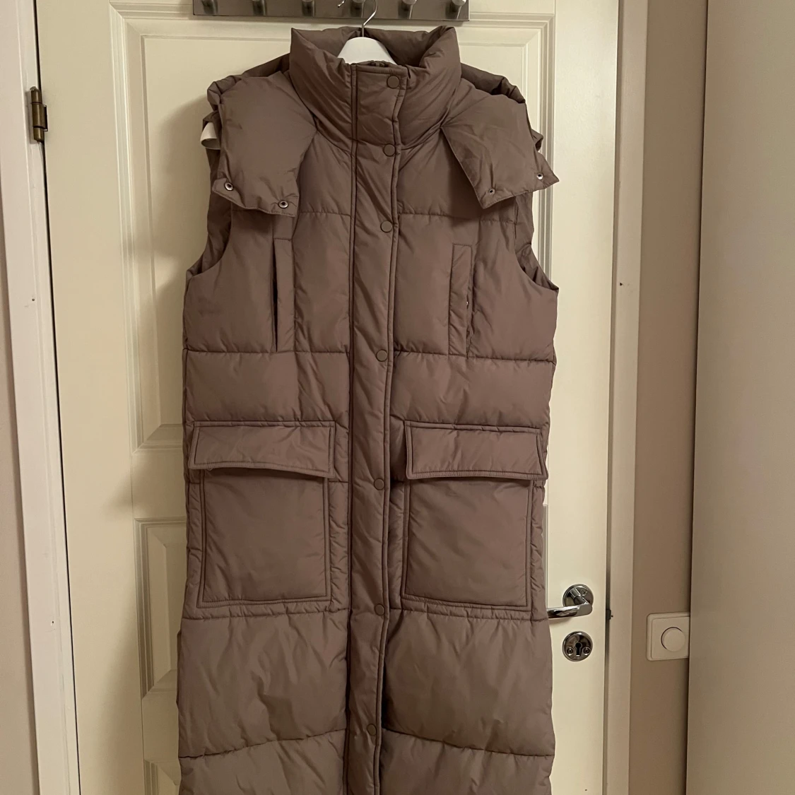 Beige dunväst från Amisu