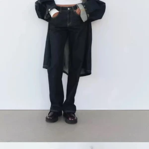 Mörblåa jeans - Säljer dessa snygga trendiga byxor från zara då jag har många liknade, endast använda en gång💖