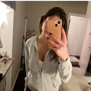 soft goat liknande finstickad zip-up  - Säljer en stilren fin stickad zip up från paul james knittwear . Perfekt för en avslappnad look. Den har ribbade muddar vid ärmslut och nederkant. nypris 1500kr