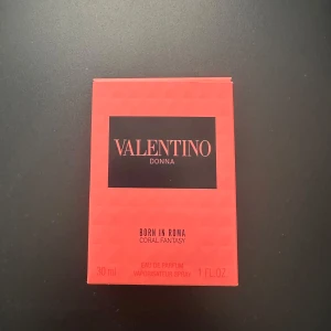 Valentino Donna Born in Roma Coral Fantasy Eau de Parfum - Elegant parfymflaska från Valentino med en lyxig design. Born in Roma Coral Fantasy. Perfekt för den som vill ha en modern doft. Inte använd bara testad. Fick den i present, så hela flaskan full!💗Säljs för 800kr men priset kan även diskuteras!