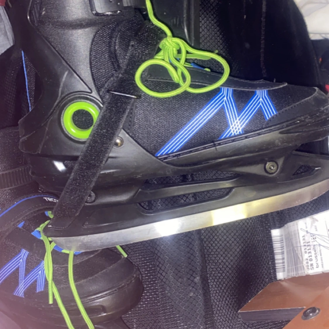 Svarta skridskor med gröna detaljer - 2