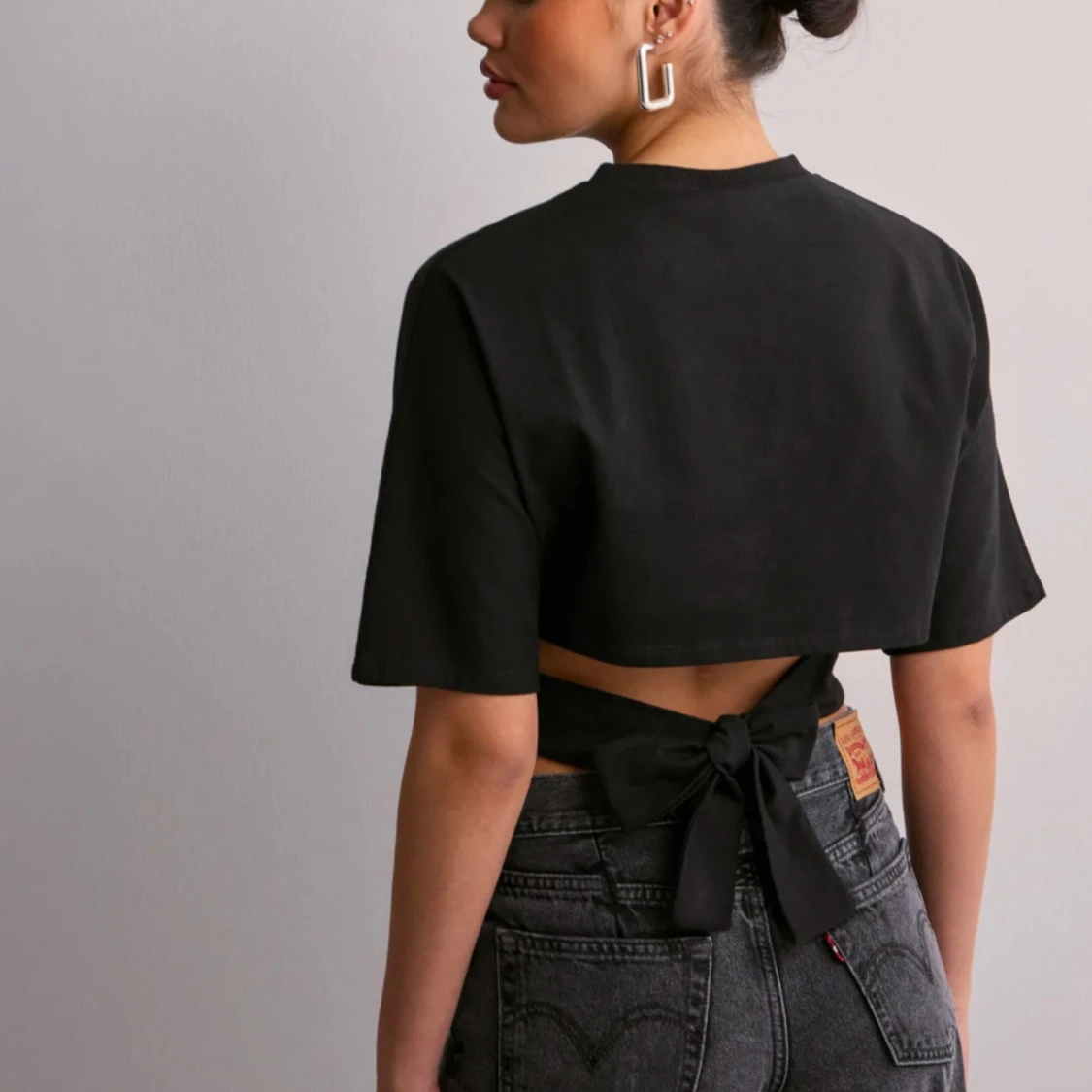 Svart croppad topp från Nelly