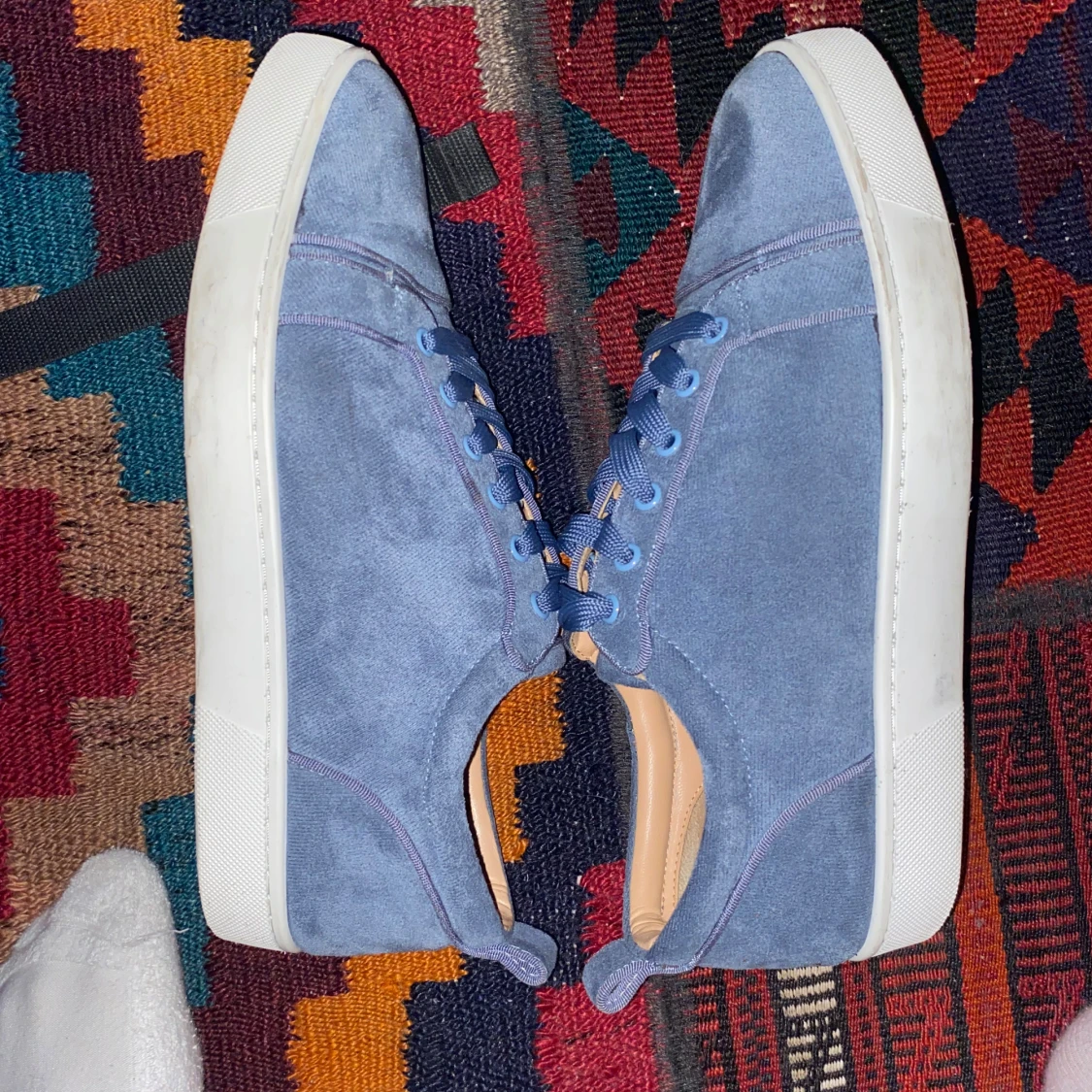 Blå sneakers med röd sula - 1