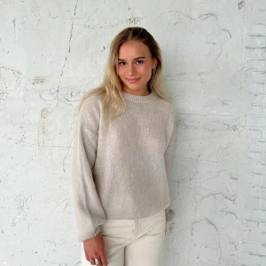 Beige stickad tröja  - Säljer denna stickade tröja från Design by Si 💕Nypris 484 kr, storlek xs/s