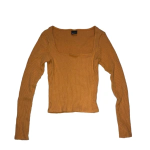 Orange/senaps gul ribbad crop topp från Gina Tricot - Säljer en snygg ribbad crop topp från Gina Tricot. 