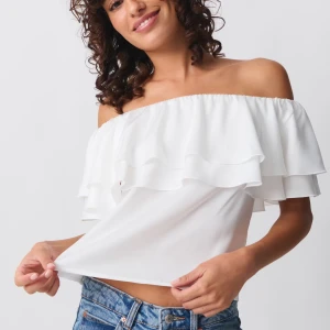 Vit offshoulder topp med volang - Jättefin volang topp som är slutsåld 💕 Använd en gång och köpt för 359kr💕💕