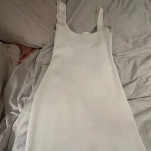 Vit klänning från Zara - Säljer en stilren vit klänning från Zara. Klänningen har en enkel design med breda axelband och ärmlös stil. Perfekt för en minimalistisk look. Passar bra till både vardag och speciella tillfällen. Den är otroligt fin men passar inte mig längre priser kan diskuteras 🐻
