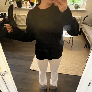 Svart stickad tröja - Säljer dessa mörkblå jeans ifrån Gina tricot. De är storlek 170 vilket motsvarar xs/s men de går att dra in i midjan med resår. Fint skick. 