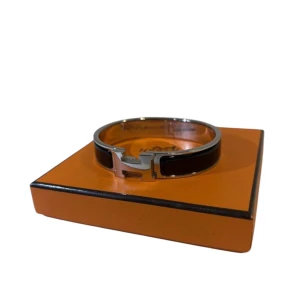 HerⓂ️es amrvand - Säljer nu ett as fet armband från herⓂ️es perfekt nu till sommaren med svart och silver metall skriv vid flera frågor mvh scandicfashion 